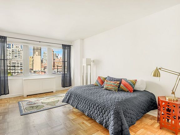 4th image of 75 E End Ave APT 12J