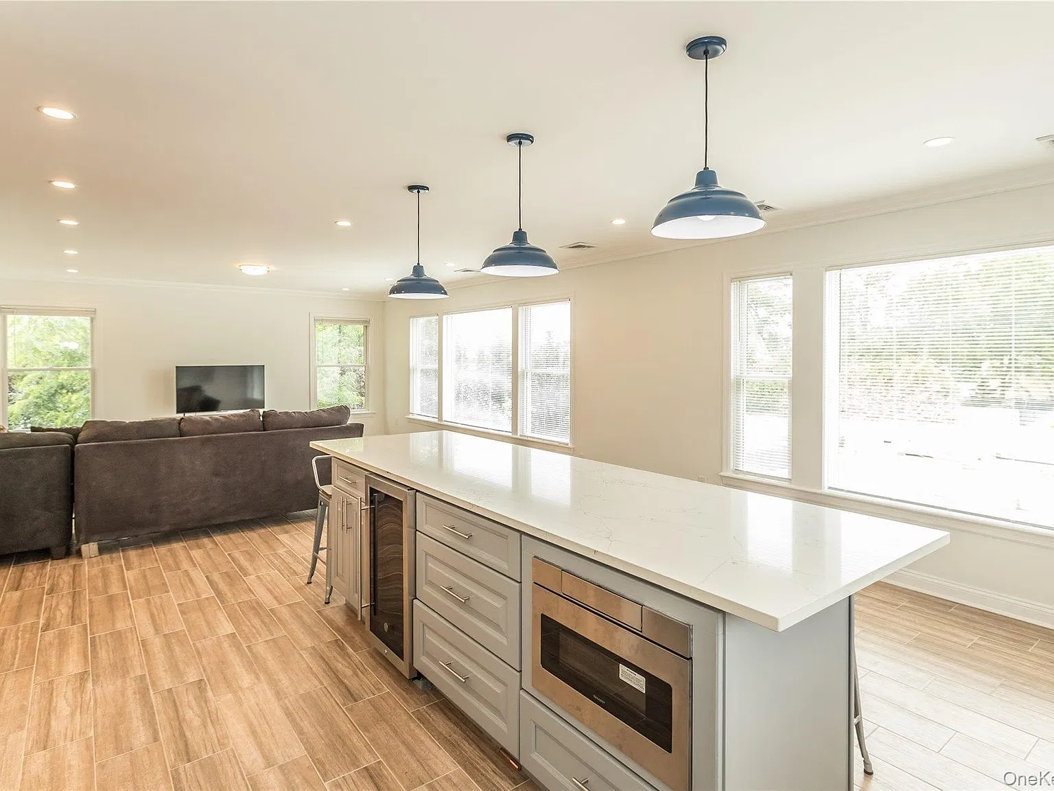 3 bed, 2.0 bath, 1800 sqft, $4,200 — Photo 3