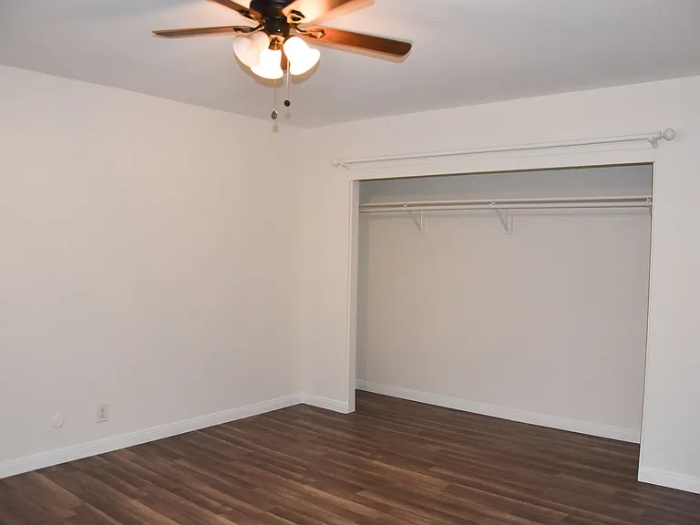 411 Kroeger St — Photo 15
