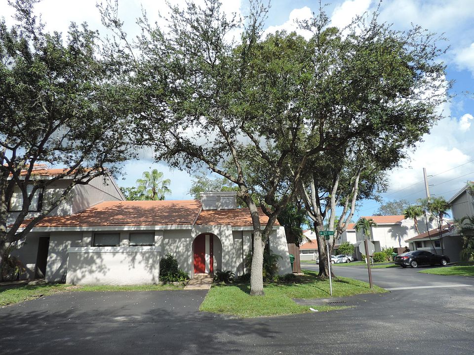 Welcome Home. Corner Unit 3/2 in quiet cul de sac.