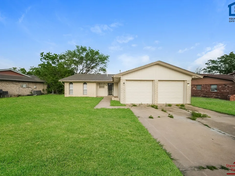 119 SE Surrey Ln