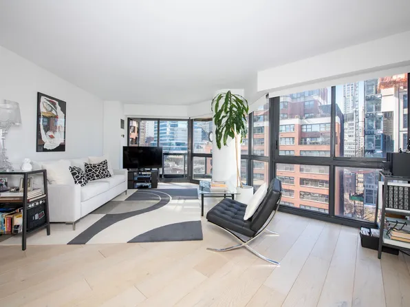 200 East 61st Street image 2 of 10