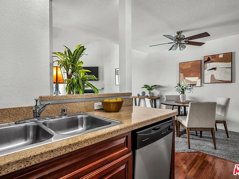 21520 Burbank Blvd #313 — Photo 11