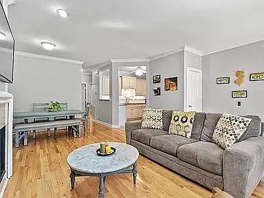 2 bed, 1212 sqft, $1,950 — Photo 4