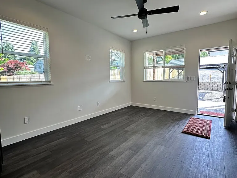 460 N James Ave — Photo 17