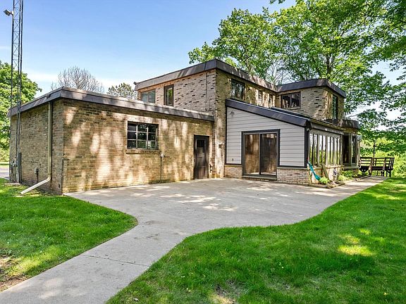 3rd image of 1608 North Rapids ROAD