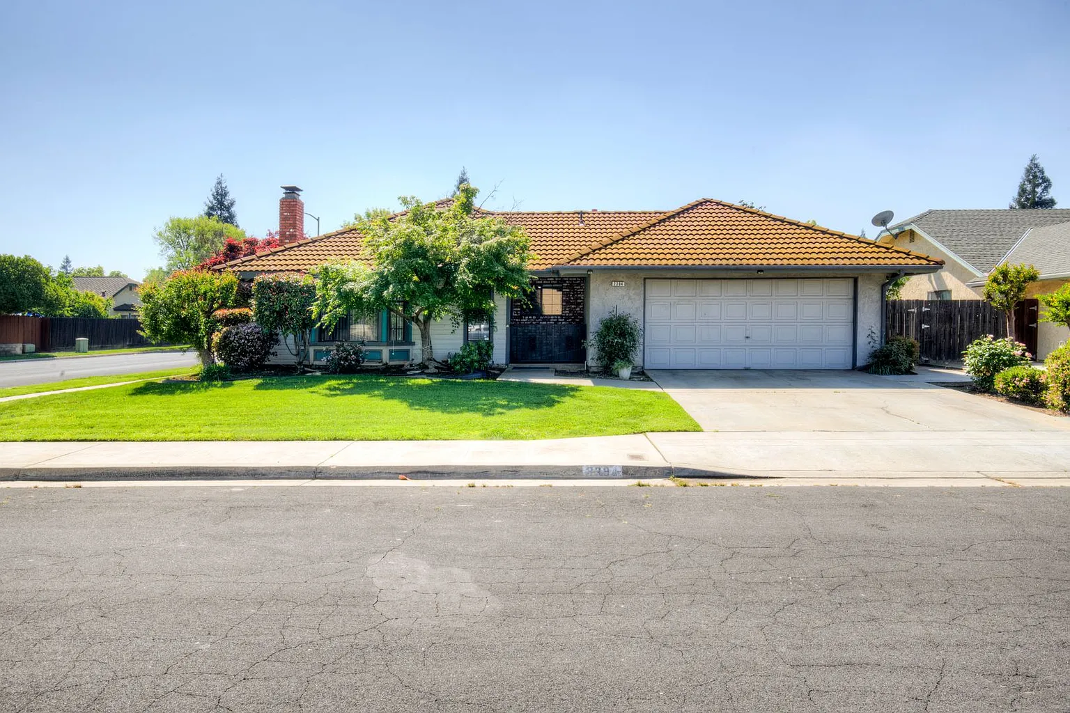 2394 Scott Ave photo 1