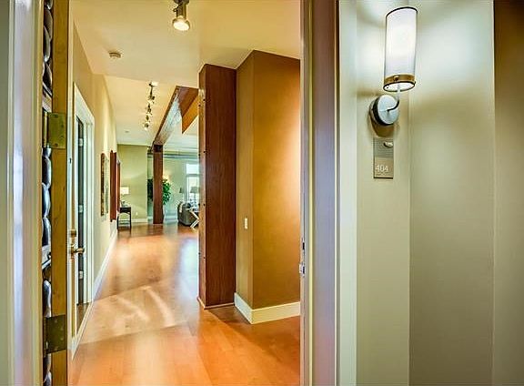 Entry foyer to Unit #404 - welcome inside....