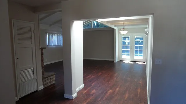 344 N Shattuck Pl — Photo 3