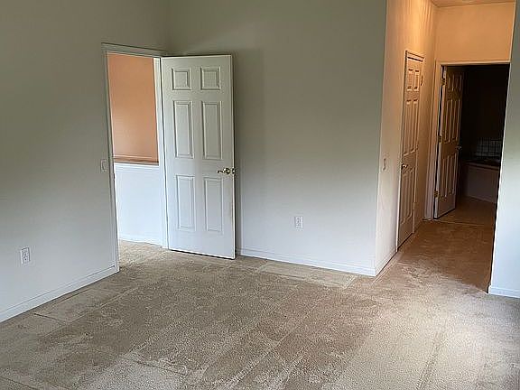 4th image of 90 Glenmoor Cir