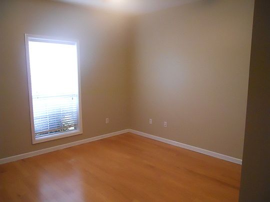 3rd image of 909 W Pointe Dr