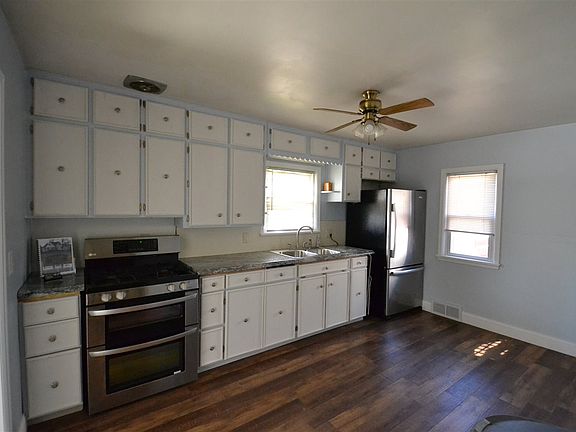 3rd image of 1810 W Grand Avenue