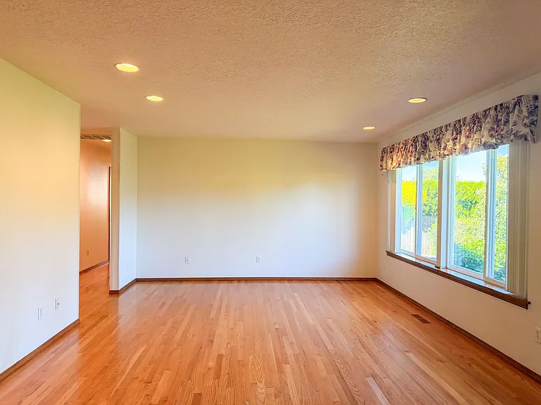 364 SE Davis Ct — Photo 7