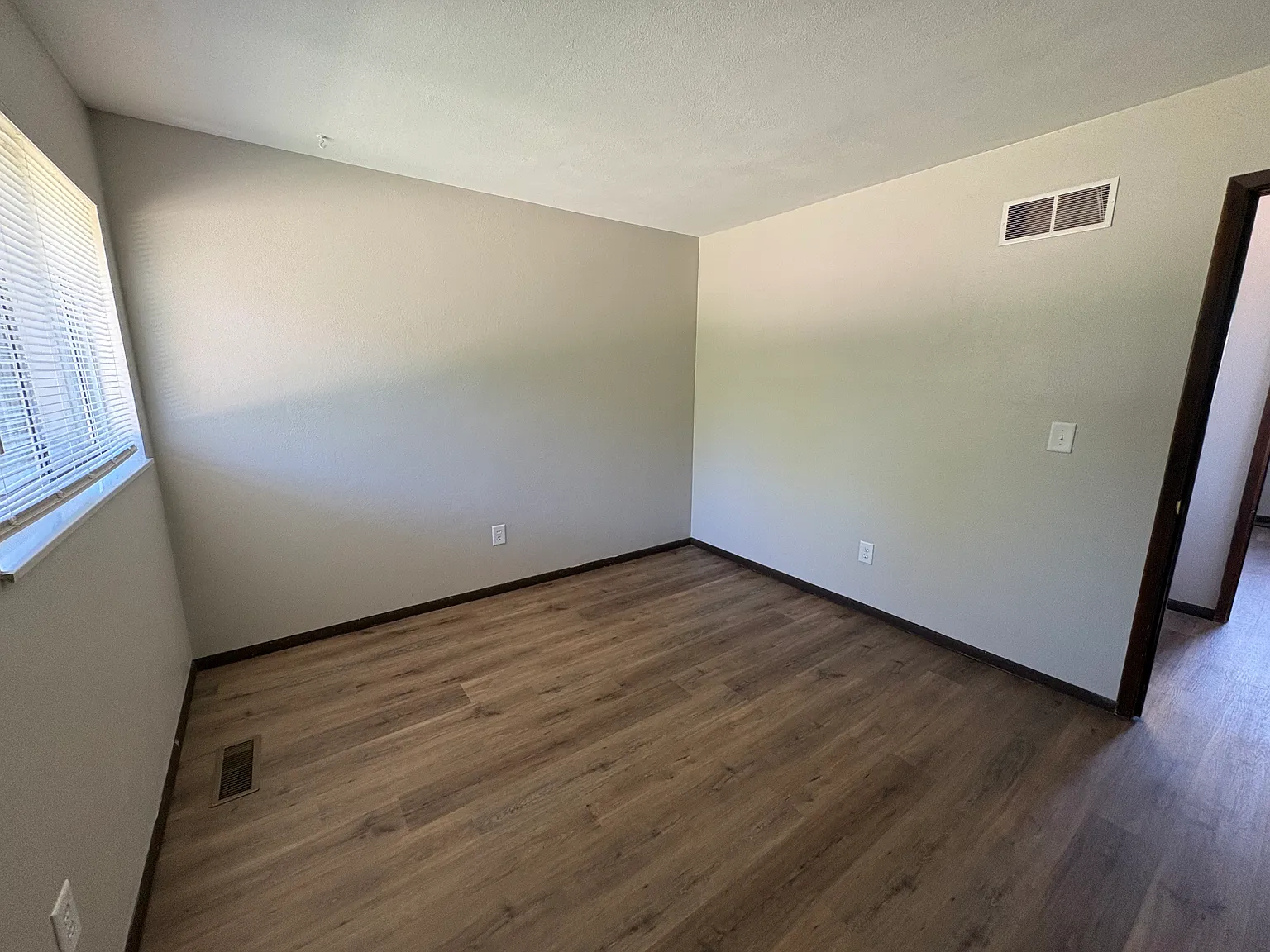 2 bed, 1.5 bath, 900 sqft, $899 — Photo 4