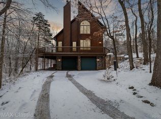 2926 Augustine Rd, Milford, MI 48381