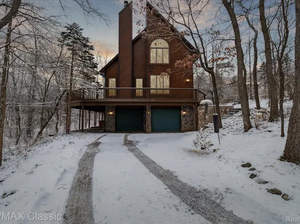 2926 Augustine Rd, Milford, MI 48381