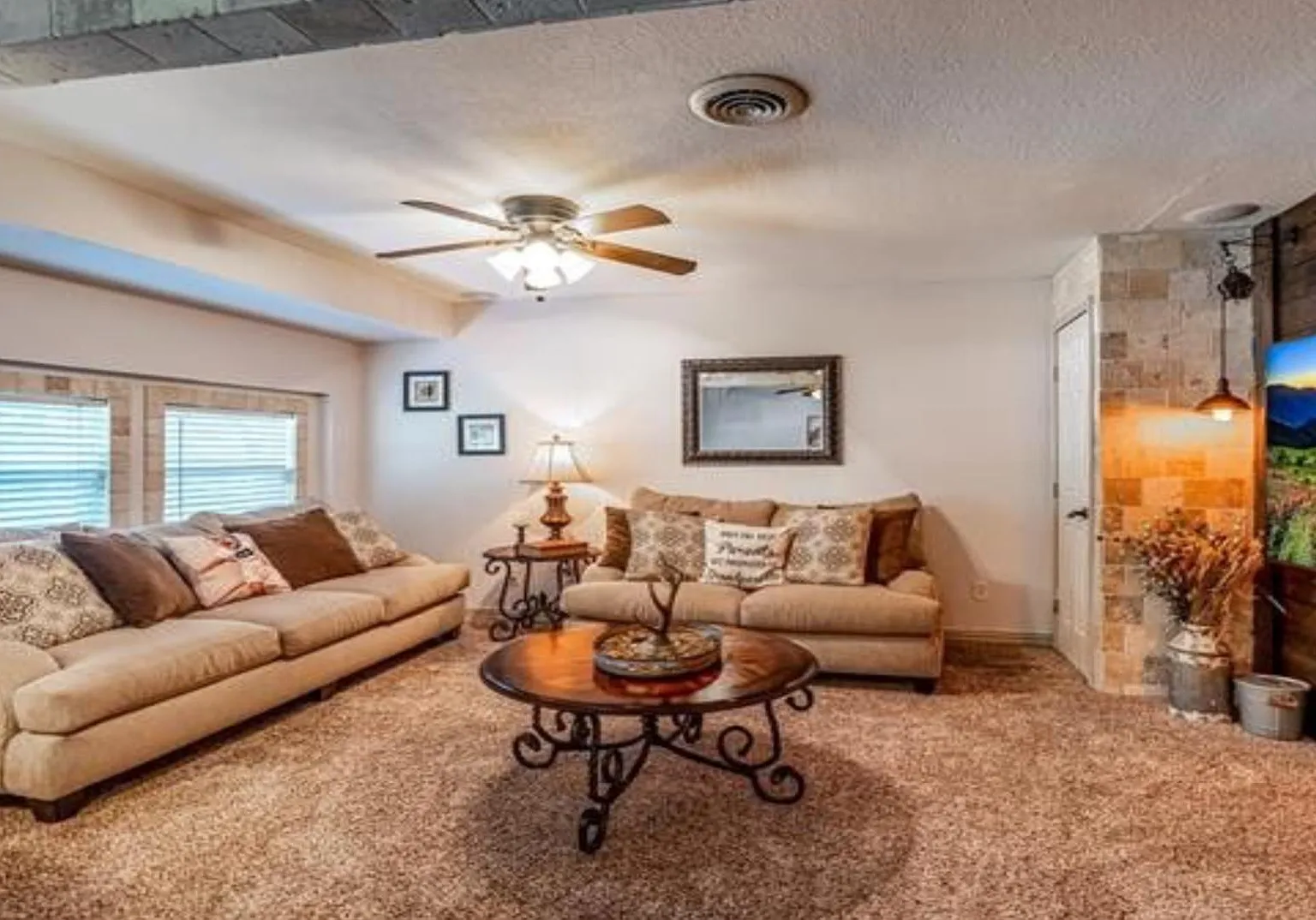 3 bed, 1350 sqft, $2,000 — Photo 3