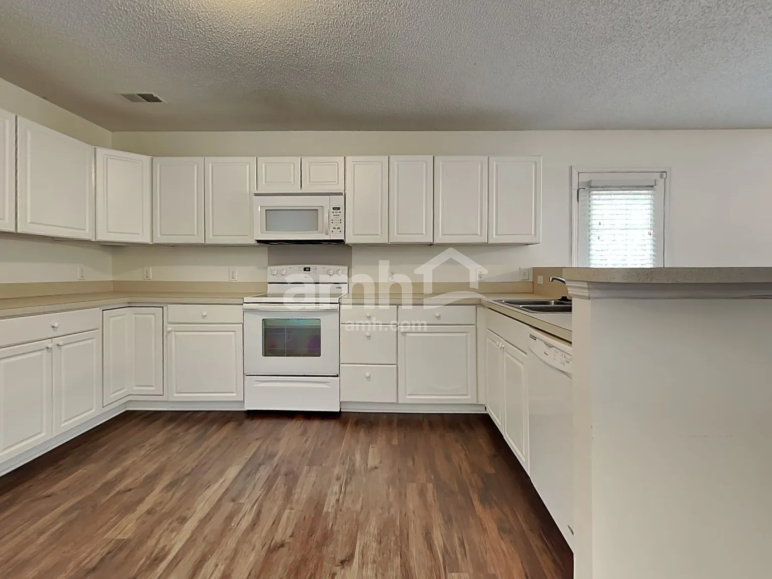 4 bed, 2.5 bath, 2620 sqft, $2,820 — Photo 3