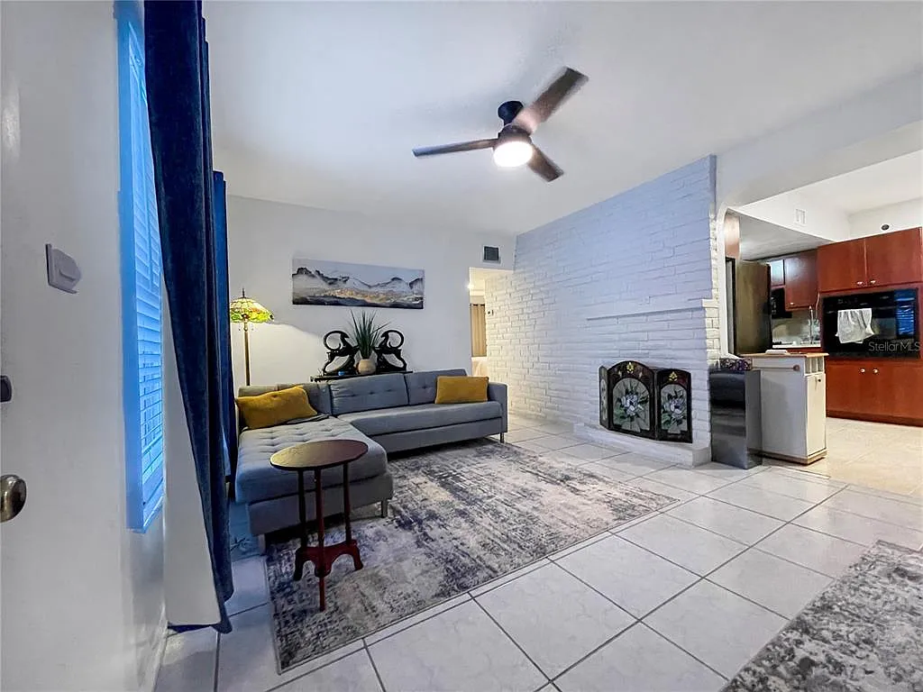 3 bed, 2.0 bath, 1936 sqft, $2,900 — Photo 3