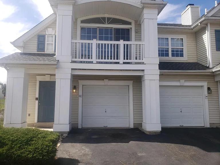 102 Middlebury Dr — Photo 1