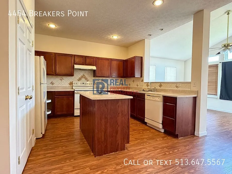 Spacious and Modern 4 BR — Photo 4
