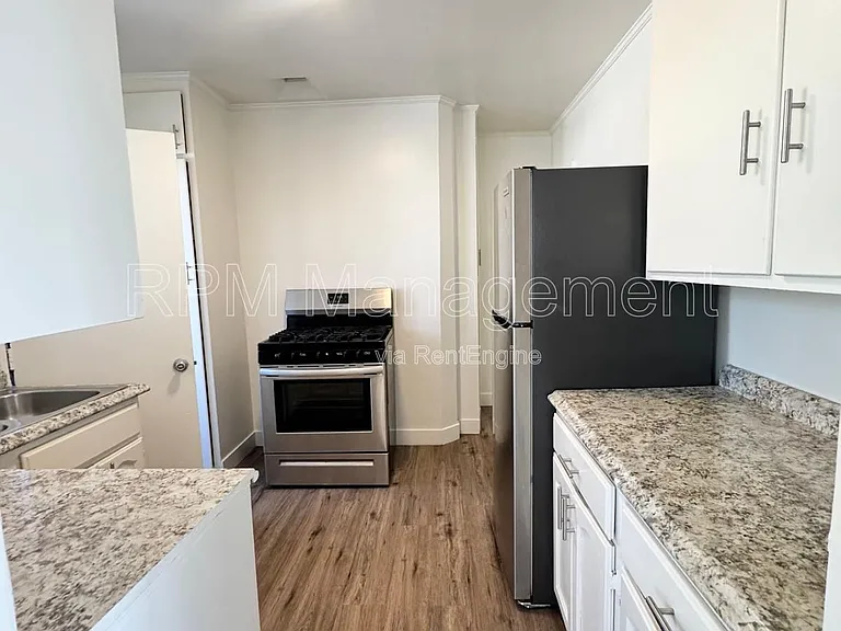 1043 1/2 S Norton Ave — Photo 3