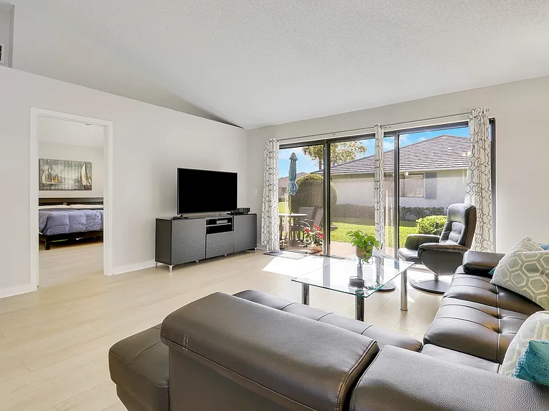 811 Club Dr — Photo 5
