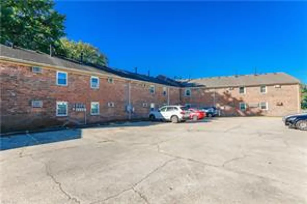 Building Photo - 190 Maple Ave