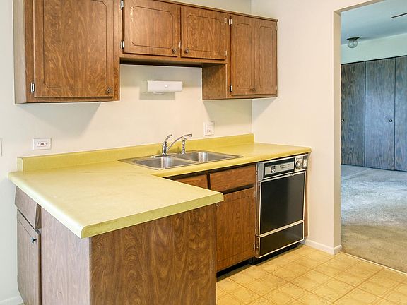 5th image of 584 Williamsburg Ct APT D2