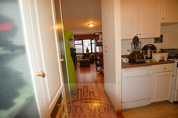 Rented by City Stop Realty | media 6