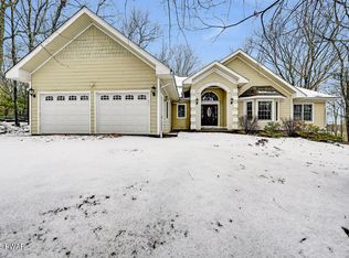 802 Niblick Ct, Hawley, PA 18428