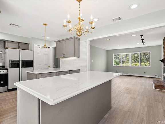 4th image of 336 Dix Hills Road