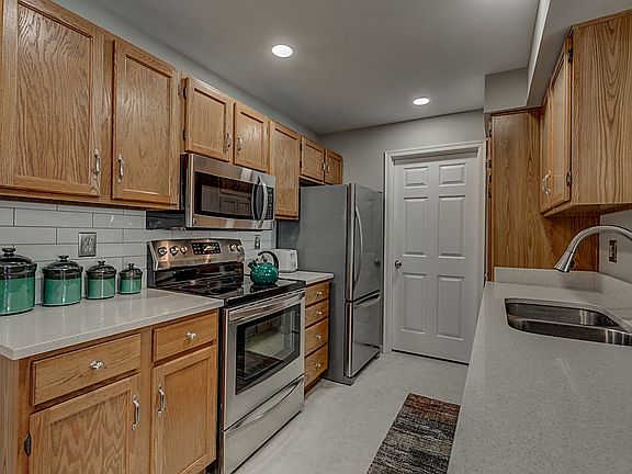 3rd image of 568 Cloverfield Ln