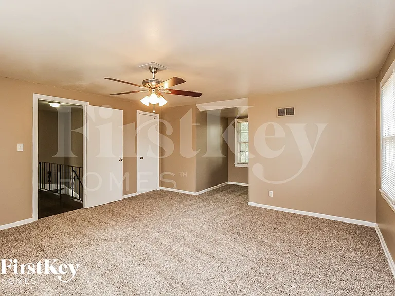 3609 NE 49th Ter — Photo 8