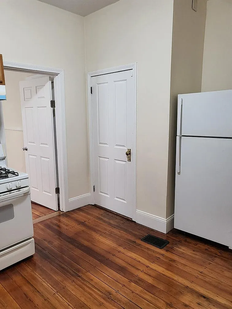 2 bed, 800 sqft, $2,300 — Photo 2