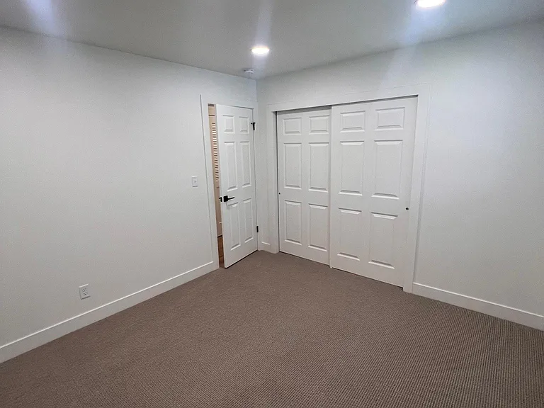 49 N 300 E — Photo 11