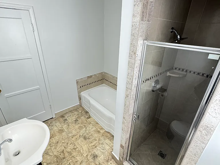 439 N Spaulding Ave — Photo 10