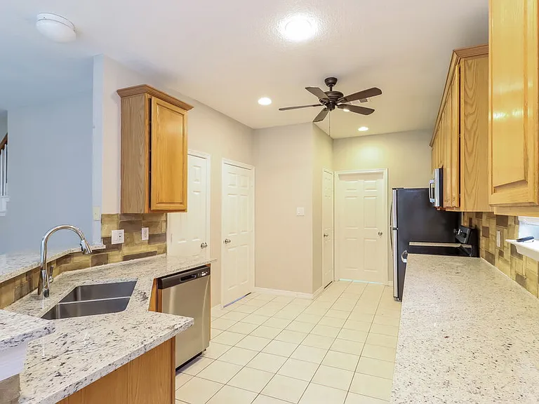 703 Biscayne Dr — Photo 7