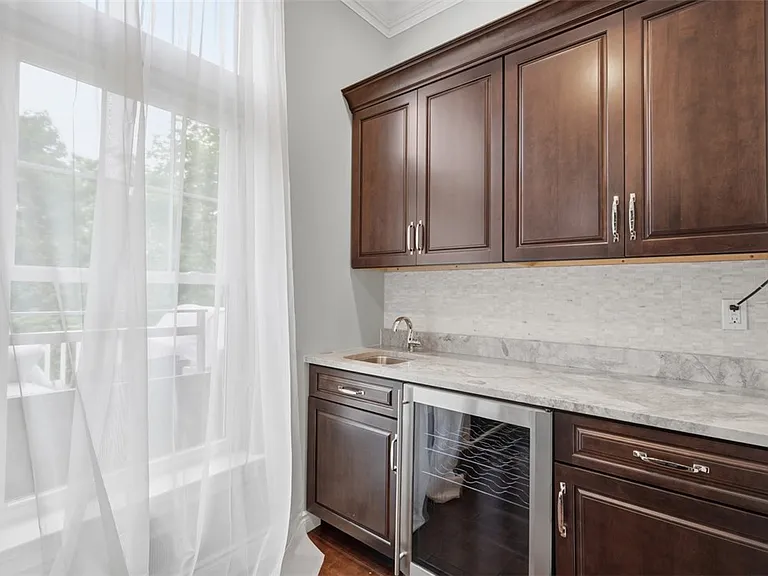 390 Bradley St — Photo 12