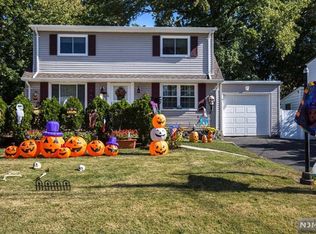 29 Clinton Park Dr, Bergenfield, NJ 07621