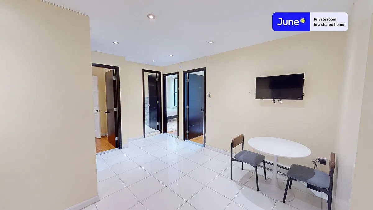 Queen bedroom in 6 bed/3 bath home in Upper West Side #1796 B — Photo 3