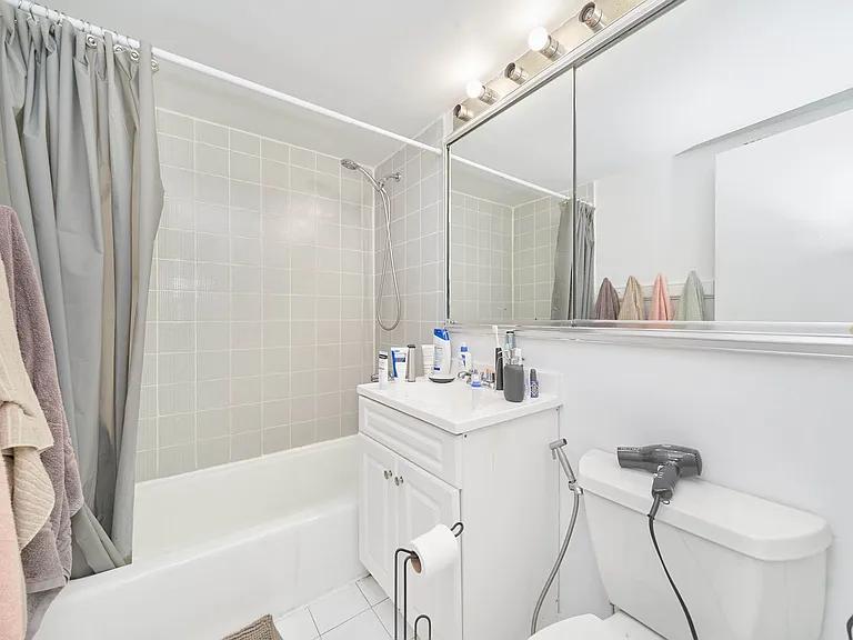 458 W 52nd St #2D — Photo 9