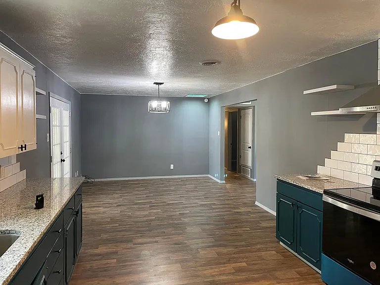 2060 Austin Dr — Photo 6