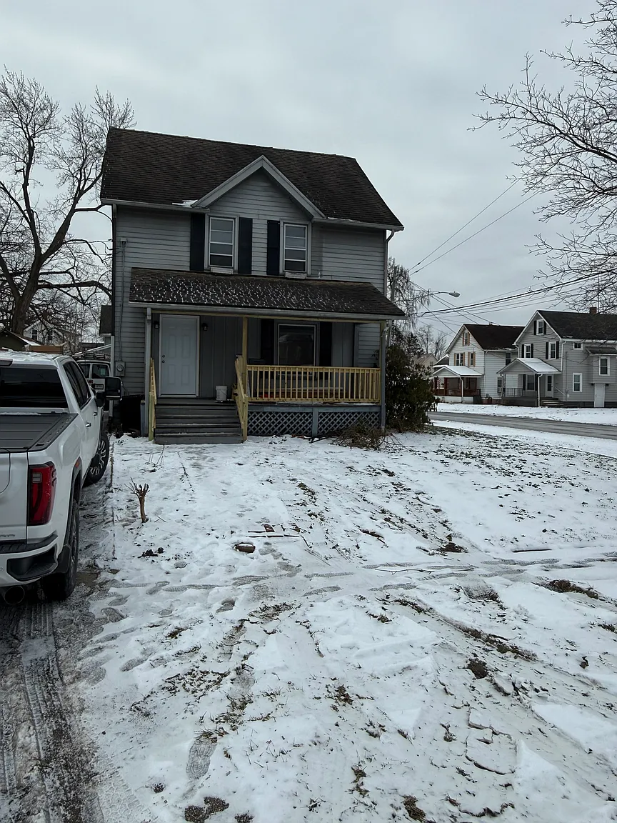 1206 Hollywood St NE photo 1