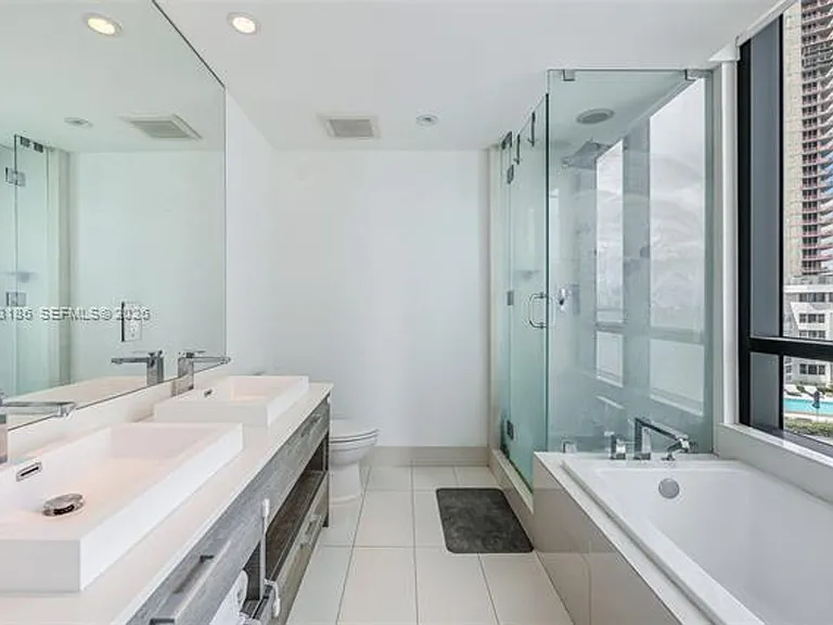 650 NE 32nd St #1107 — Photo 8
