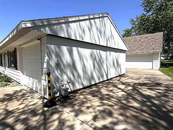2nd image of 1539 Edgebrook Dr