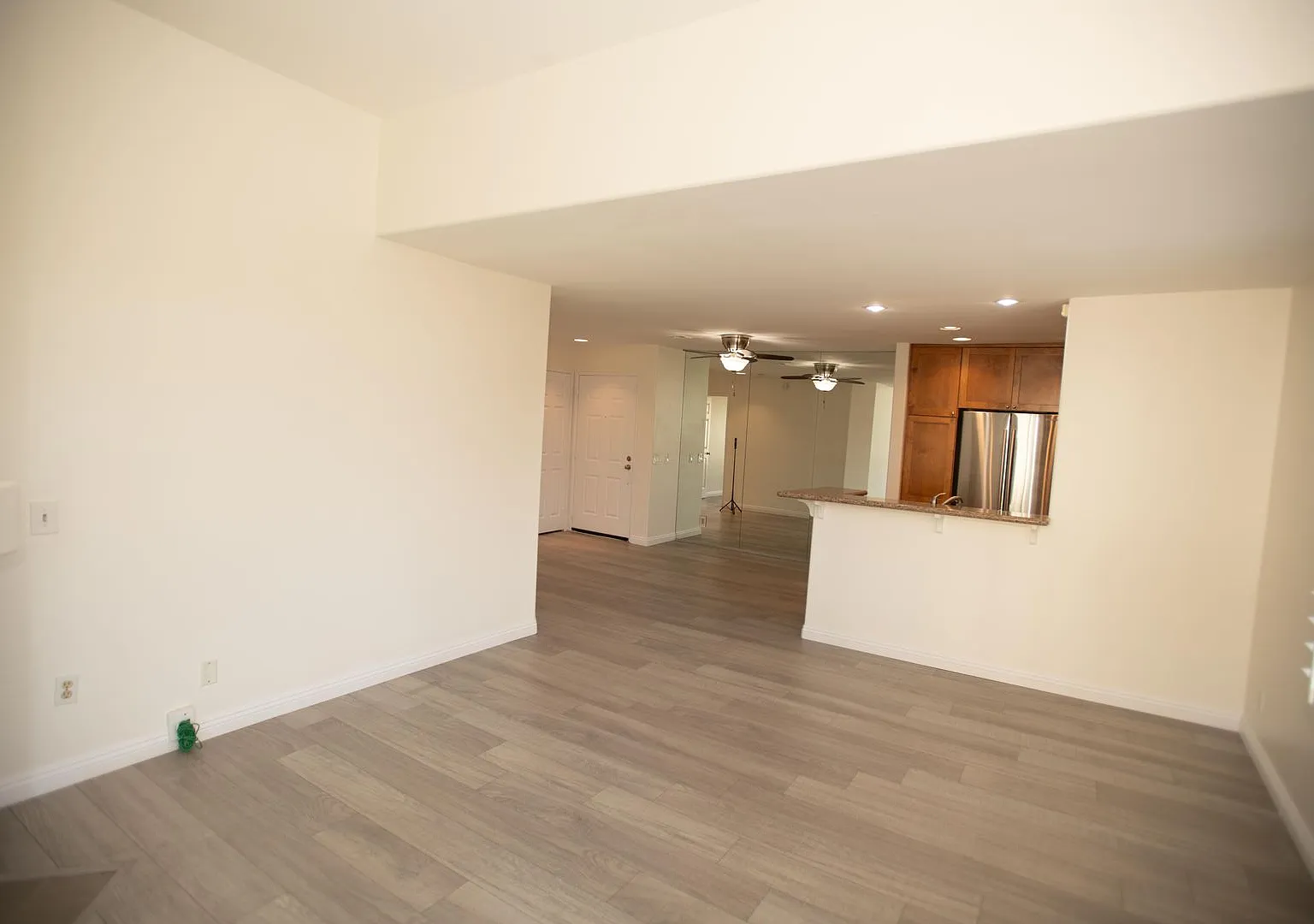 2 Bedrooms | 2 Bathrooms | Shoppers Paradise — Photo 3