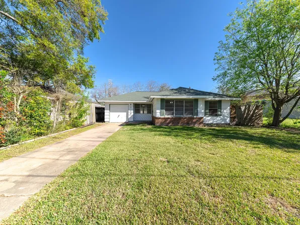 4710 Glenmont St, Bellaire, TX 77401