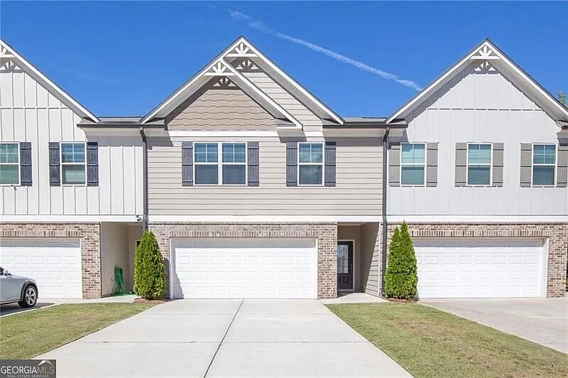 4 bed, 2.5 bath, $2,200 — Photo 2