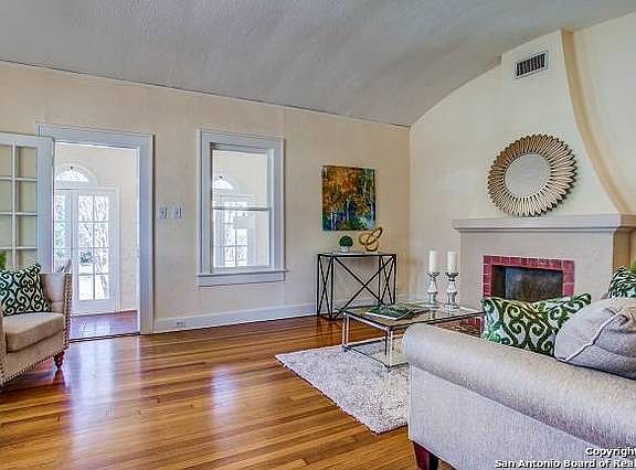 5th image of 302 W Rosewood Ave